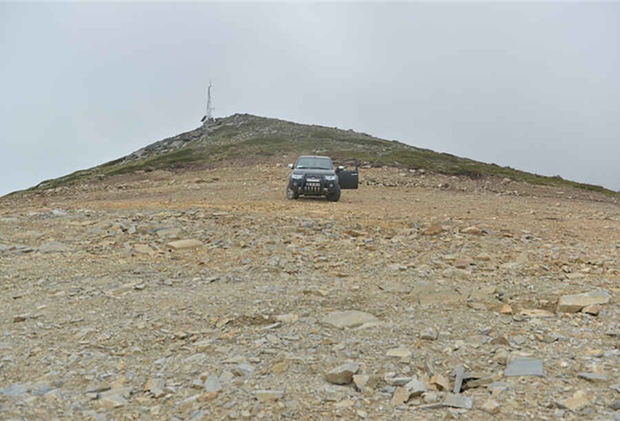 Driving the gravel road to the summit of Aktas Tepe in Marmara