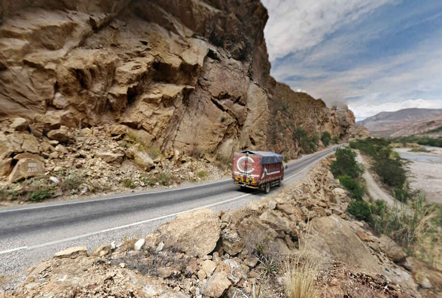 Puchka cliff canyon road