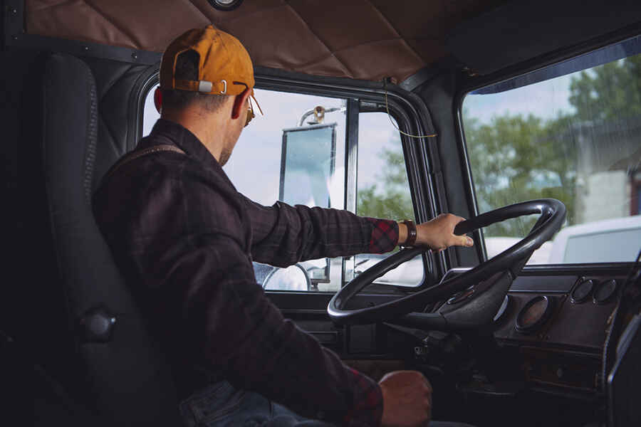 The Mistakes That New Flatbed Truck Drivers Need to Avoid