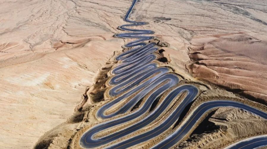 Carretera Panlong Ancient Road Kashgar Xinjiang Uygur China con 600 curvas cerradas Panlong Ancient Road Kashgar Xinjiang Uygur China with 600 hairpin bends Carretera Panlong Ancient Road Kashgar Xinjiang Uygur China con 600 curvas cerradas Panlong Ancient Road Kashgar Xinjiang Uygur China with 600 hairpin bends
