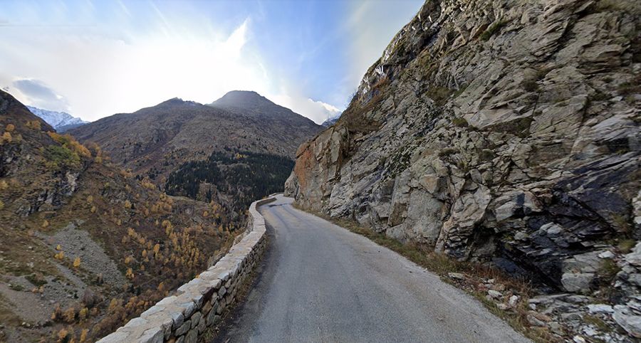 https://www.dangerousroads.org/images/stories/__Roads00000fg/Route%20de%20la%20Bérarde%20D530%20is%20a0.jpg