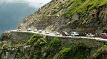 Traveling on dangerous mountain roads: Why insurance with helicopter evacuation is necessary