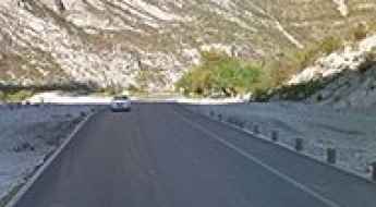 La Huasteca canyon road
